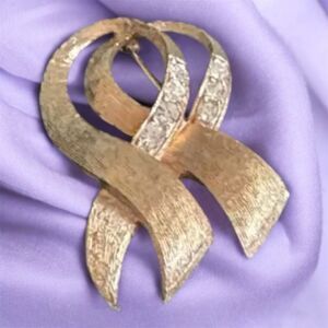 Vintage Brushed Goldtone Double Ribbon Brooch – Rhinestone Accents, 2 Inches